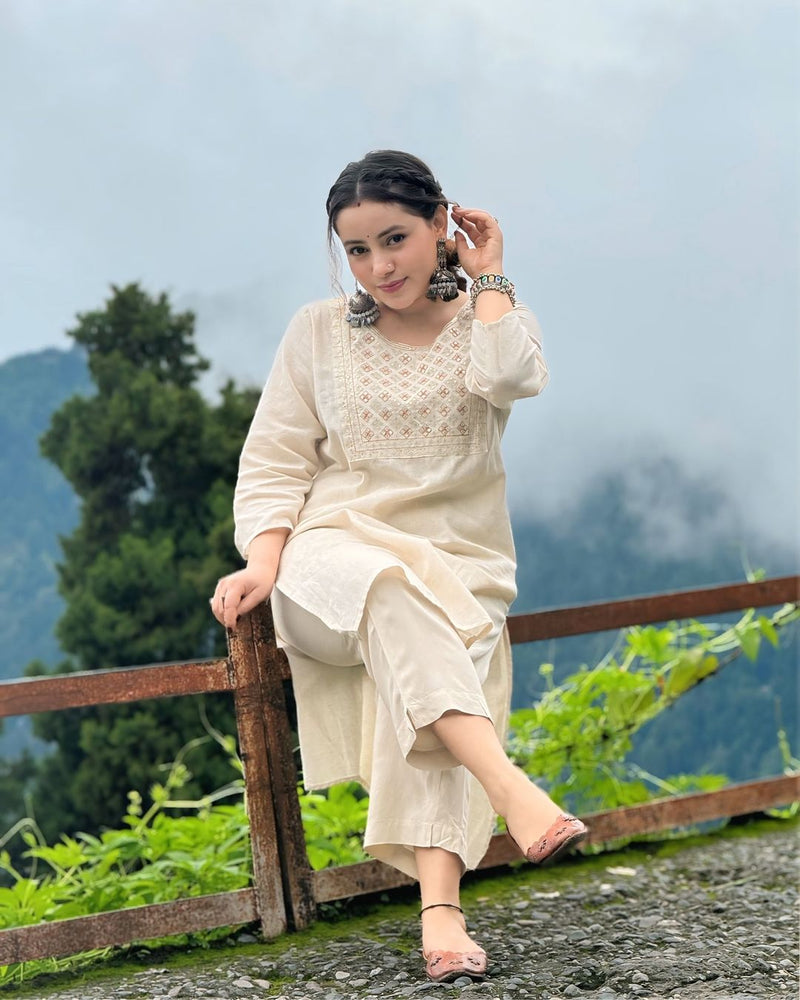 💃 Classy Cotton Flex Off-White Kurta With Embroidered Yoke 💃💃💃