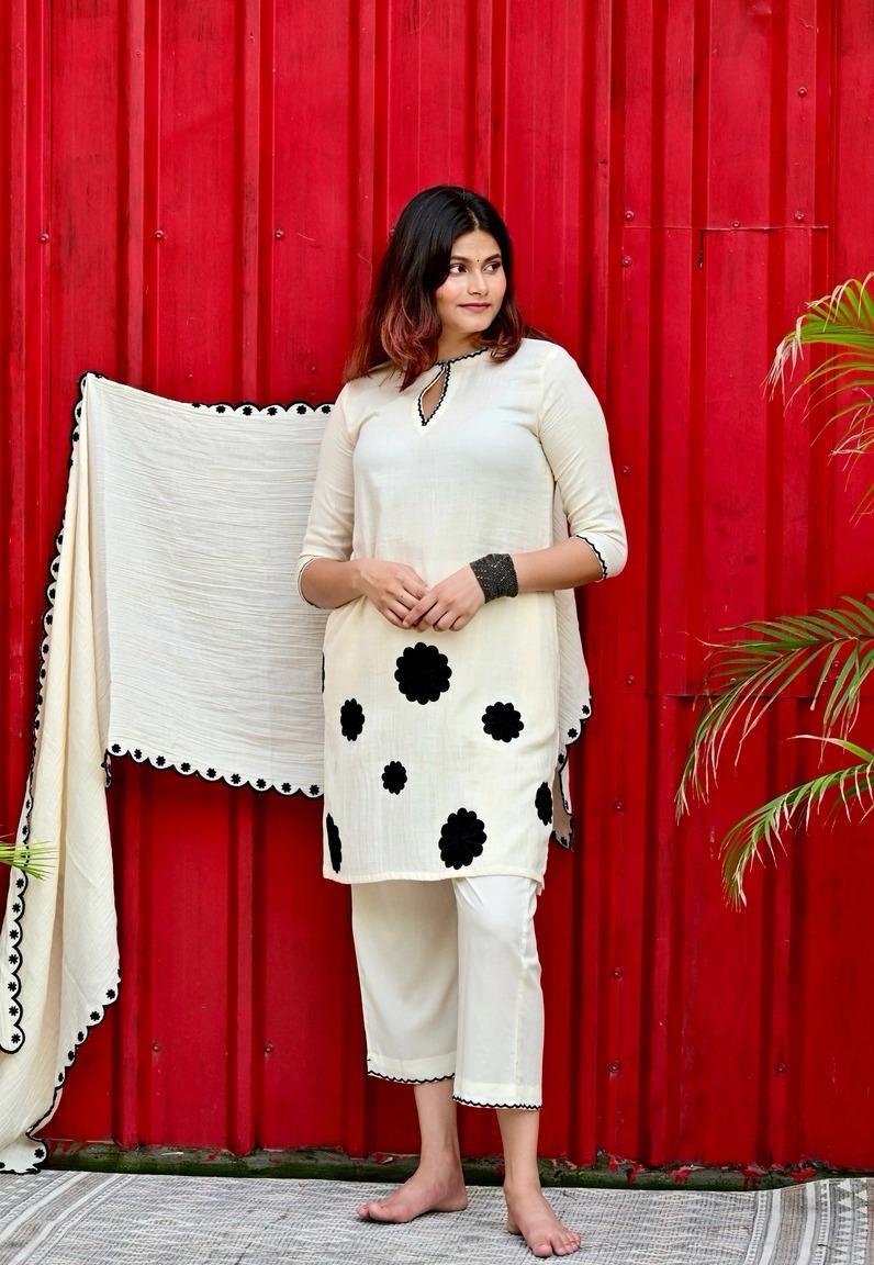 ♦️Off White Short Kurta With Inner Lining, Embroidered Floral Patchwork, Pants Dupatta