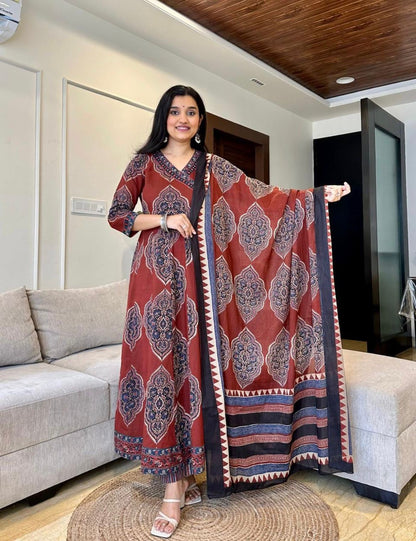 Look straight out of a dreamy movie set as &you turn around and walk in this elegant flaired suit !