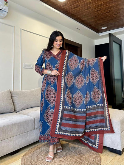 Look straight out of a dreamy movie set as &you turn around and walk in this elegant flaired suit !