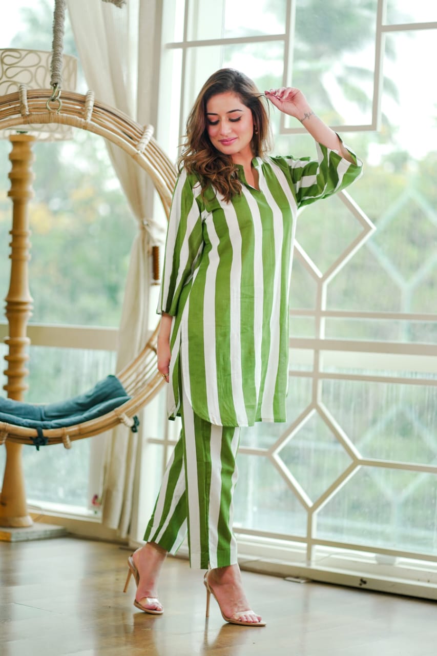 Crafted from pure cotton This beautiful co-ord set is made of pure cotton with a screen print all over it having stripes.