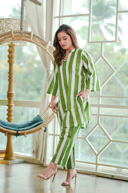 Crafted from pure cotton This beautiful co-ord set is made of pure cotton with a screen print all over it having stripes.