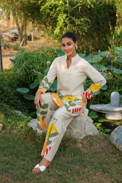 Look straight out of a dreMakes an enticing appearance at traditional events by wearing this handloom cotton kurta pant and khadi silk Dupatta set