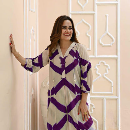 Prepare to elevate your fashion game with the Isha Clamp Co-ord Set. Made from pristine white cotton fabric,