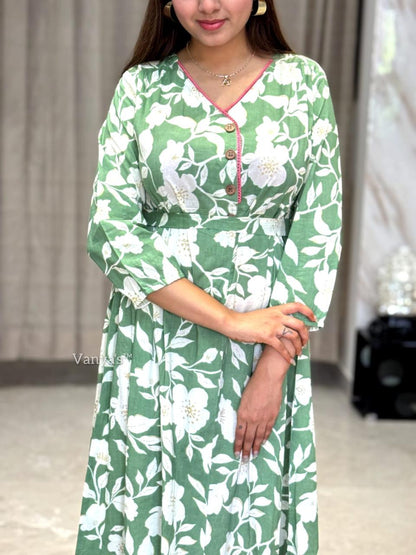 💫Adorn your appearance with this floral printed cotton gown , this gown set is as elegant as it looks!  Adjustable belt given to set fitting as per body shape.