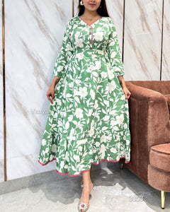 💫Adorn your appearance with this floral printed cotton gown , this gown set is as elegant as it looks!  Adjustable belt given to set fitting as per body shape.