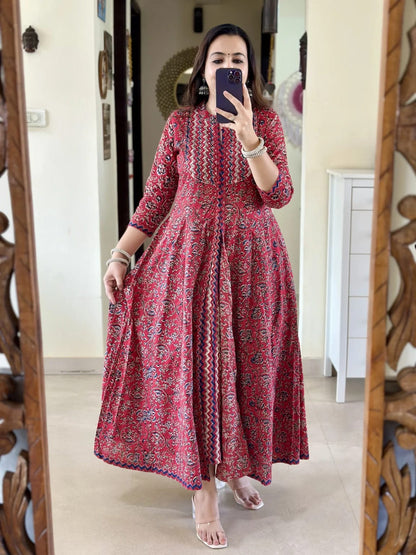 Look straight out of a dreamy movie set as; you turn around and walk in this elegant flaired suit ! The perfect of traditional wear(SWRED49)