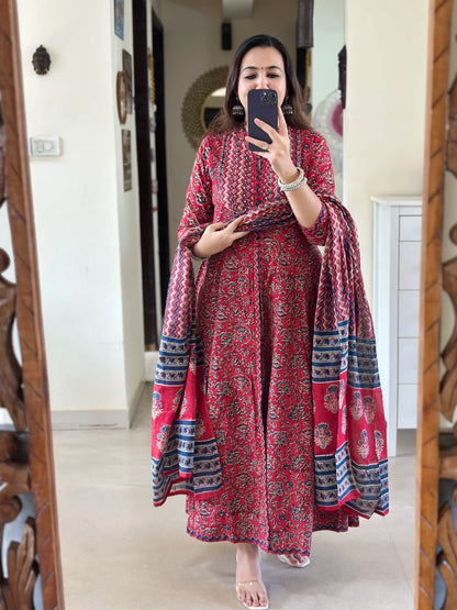Look straight out of a dreamy movie set as; you turn around and walk in this elegant flaired suit ! The perfect of traditional wear(SWRED49)