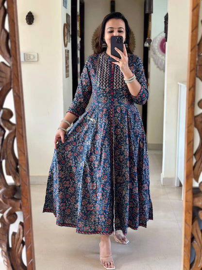 Look straight out of a dreamy movie set as; you turn around and walk in this elegant flaired suit ! The perfect of traditional wear(SWRED49)