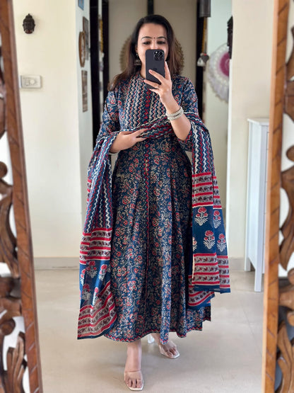 Look straight out of a dreamy movie set as; you turn around and walk in this elegant flaired suit ! The perfect of traditional wear(SWRED49)