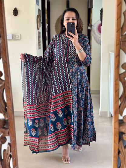 Look straight out of a dreamy movie set as; you turn around and walk in this elegant flaired suit ! The perfect of traditional wear(SWRED49)