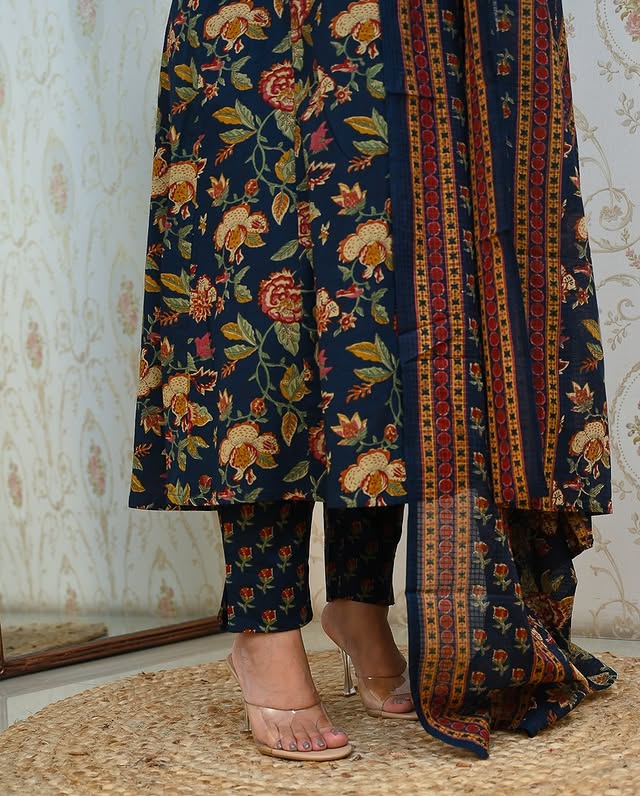 This A-line pant set is perfect for the summer season with its vibrant floral print and confident pocket one side.