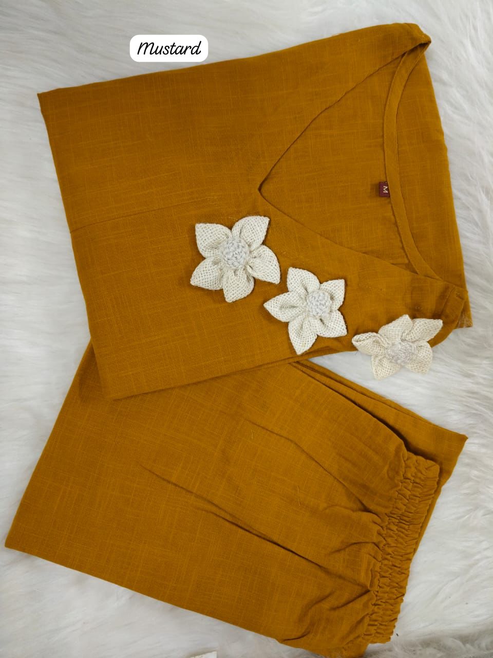 Premium jute flowers embroidery on side which give the look of premium casual look in summer