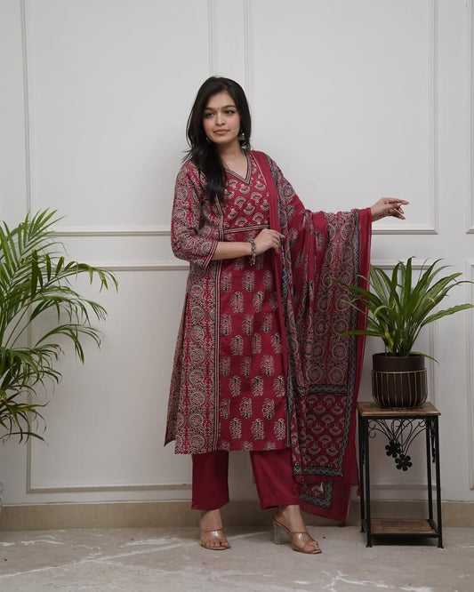 Presenting Beautiful Heavy quality cotton Fabric designer festive wear frock style kurti with pattern pant  (SW0001)