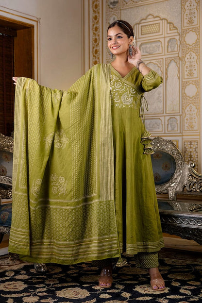 Trending Styling in Famous Floral Embroidery(WARED443)