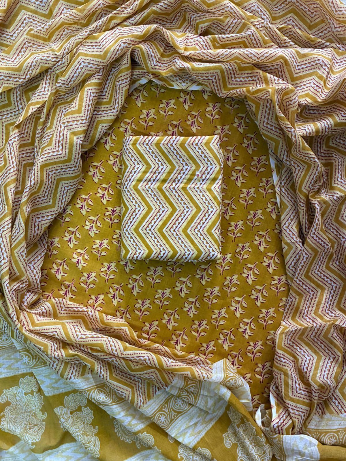 ELEGANT HAND BLOCK PRINT COTTON SUIT SET WITH MULMUL DUPATTA(WACOTMU43)