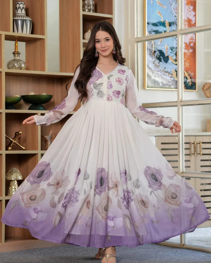Featuring beautiful Heavy Suit Set which is beautifully decorated Embroidered🪡and Hand work.(RRRD10) 02