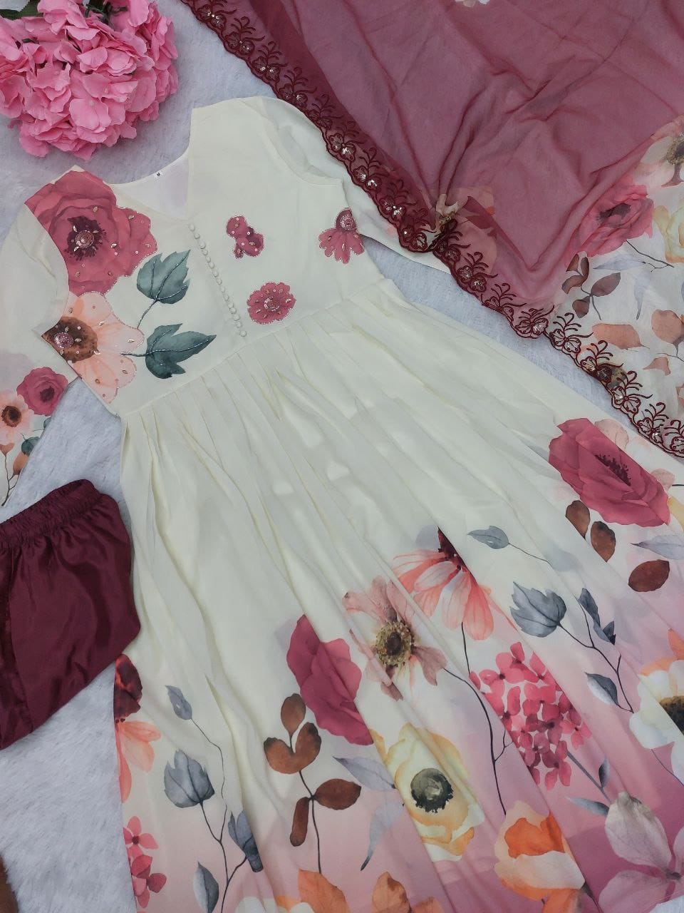 Featuring beautiful Heavy Suit Set which is beautifully decorated Embroidered🪡and Hand work.(RRRD10) 02