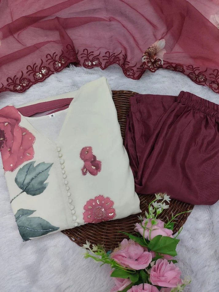 Featuring beautiful Heavy Suit Set which is beautifully decorated Embroidered🪡and Hand work.(RRRD10)