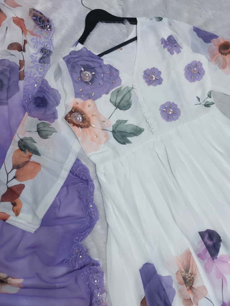 Featuring beautiful Heavy Suit Set which is beautifully decorated Embroidered🪡and Hand work.(RRRD10)