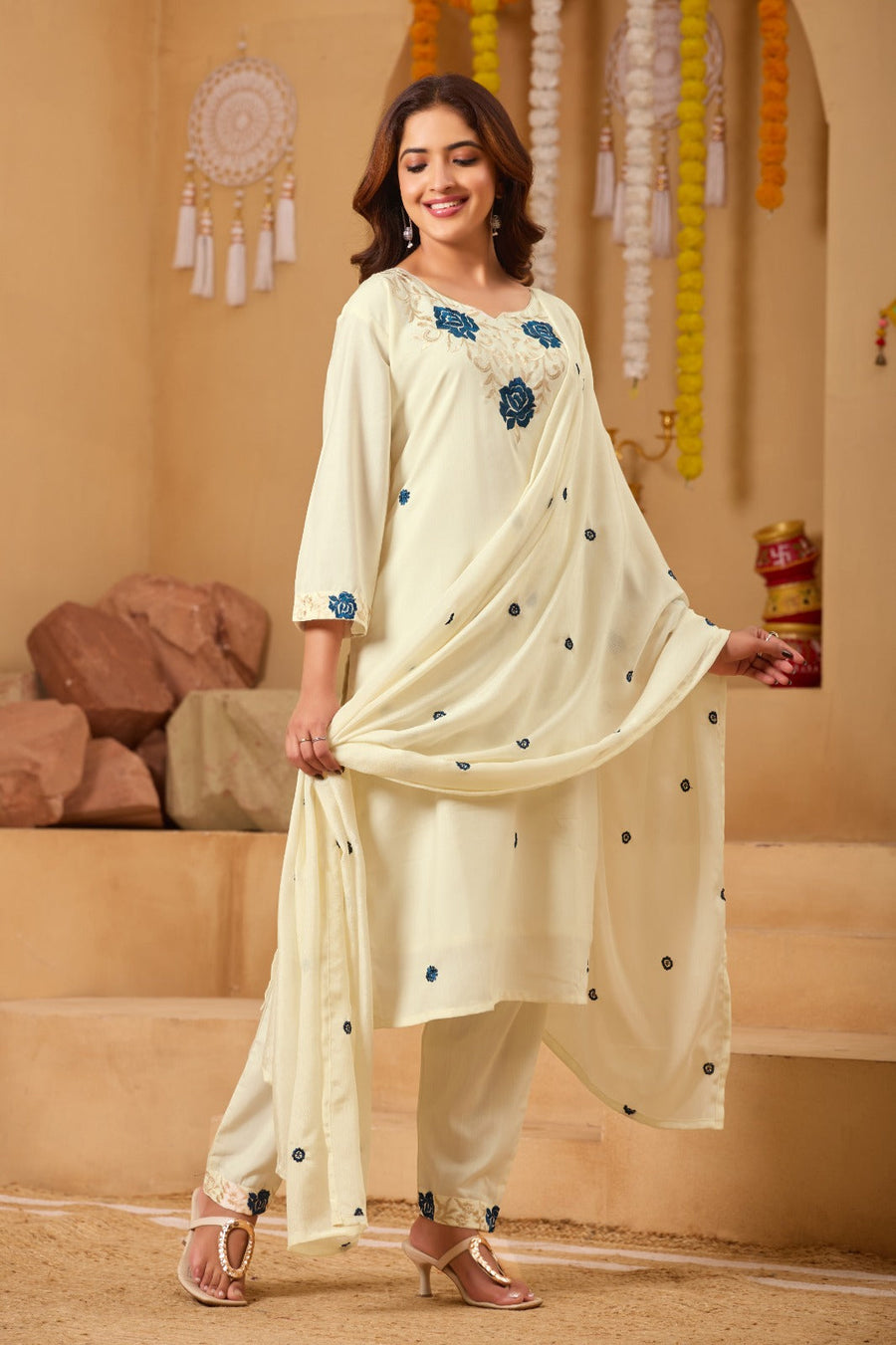 Featuring beautiful Heavy Suit Set which is beautifully decorated Embroidered🪡. (RRRD09)