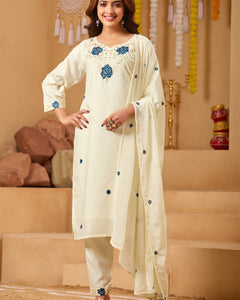 Featuring beautiful Heavy Suit Set which is beautifully decorated Embroidered🪡. (RRRD09)