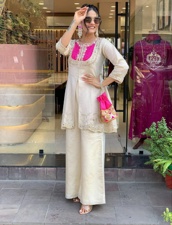 Featuring beautiful Heavy Set which is beautifully decorated Embroidered🪡and work.  (RRRD08)