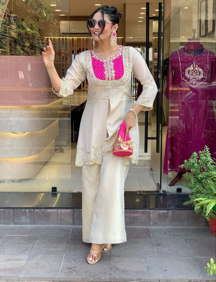 Featuring beautiful Heavy Set which is beautifully decorated Embroidered🪡and work.  (RRRD08)
