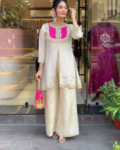 Featuring beautiful Heavy Set which is beautifully decorated Embroidered🪡and work.  (RRRD08) 02