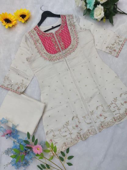 Featuring beautiful Heavy Set which is beautifully decorated Embroidered🪡and work.  (RRRD08)