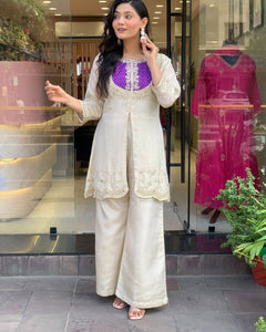 Featuring beautiful Heavy Set which is beautifully decorated Embroidered🪡and work.  (RRRD08)