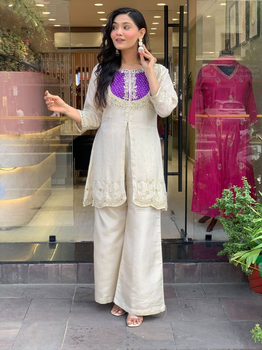Featuring beautiful Heavy Set which is beautifully decorated Embroidered🪡and work.  (RRRD08)