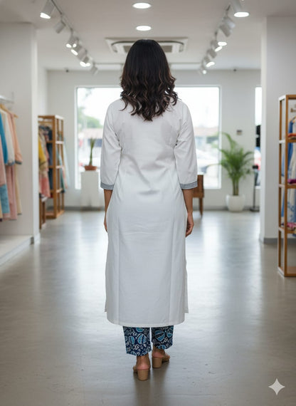 Featuring beautiful Heavy Suit Set which is beautifully decorated with Embroidery and latkan🪡 same beautiful Printed pent (RRRD07)