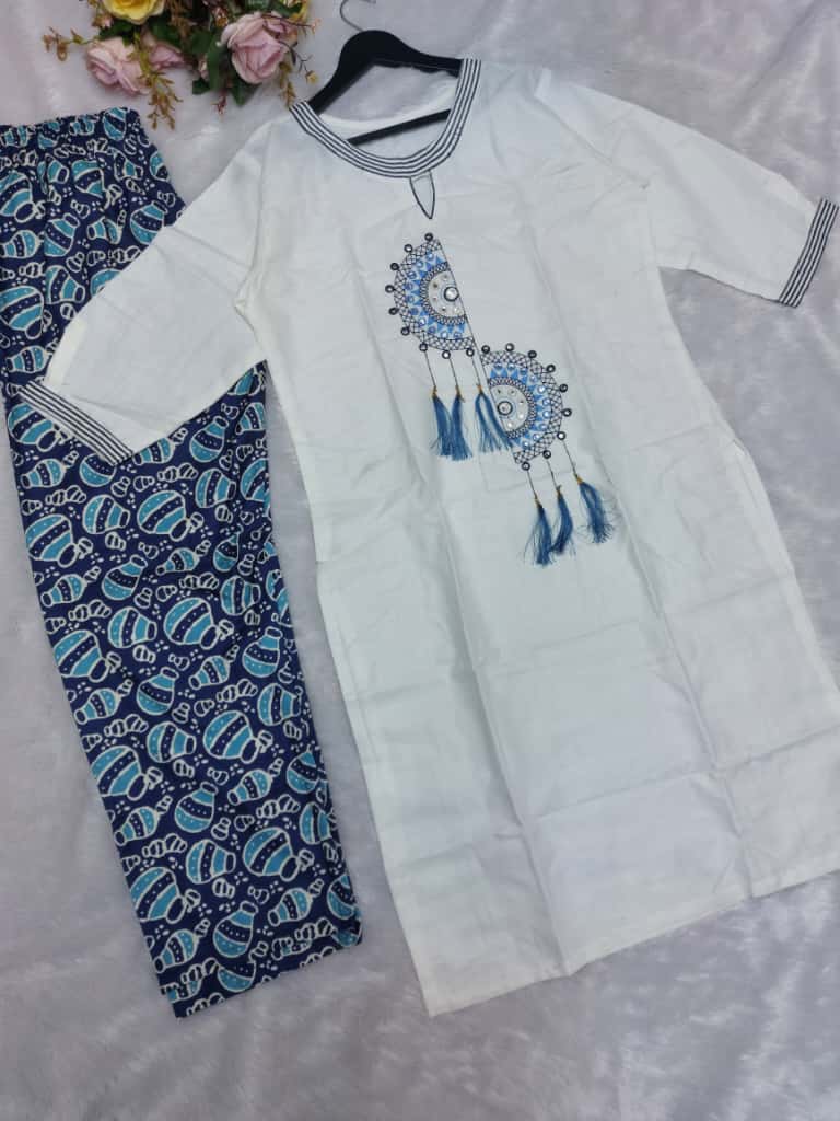 Featuring beautiful Heavy Suit Set which is beautifully decorated with Embroidery and latkan🪡 same beautiful Printed pent (RRRD07)