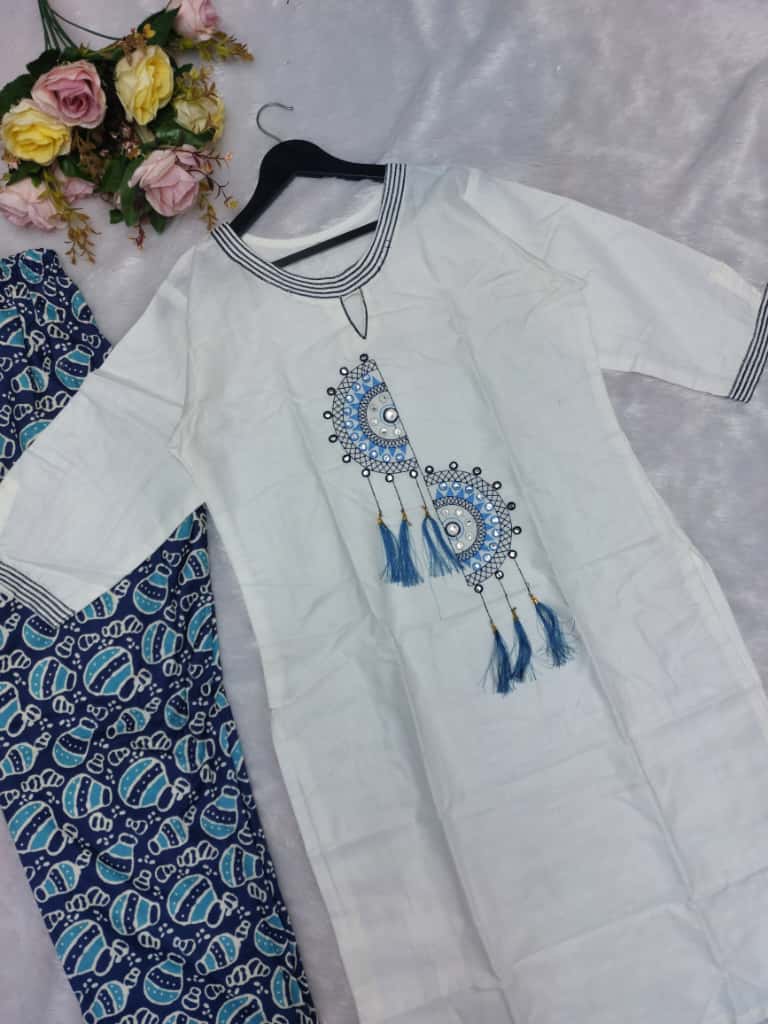 Featuring beautiful Heavy Suit Set which is beautifully decorated with Embroidery and latkan🪡 same beautiful Printed pent (RRRD07)