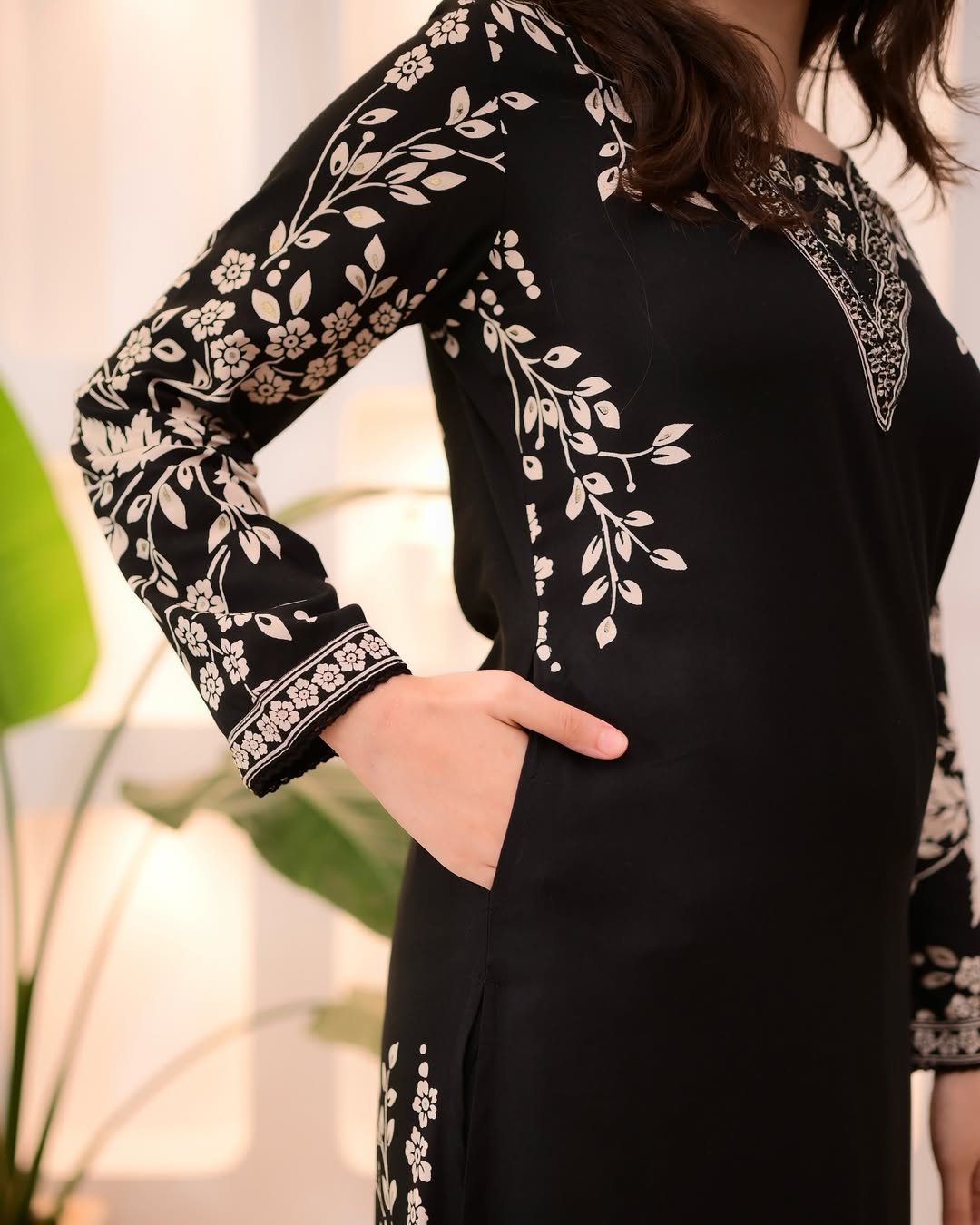 Featuring beautiful Heavy Suit Set which is beautifully decorated with hand work. It is paired with matching pants.(RRRD05)