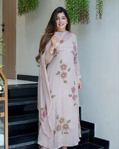 Featuring beautiful Heavy Set which is beautifully decorated All over Handwork🪡on suit and digital print. (RRRD04) 02