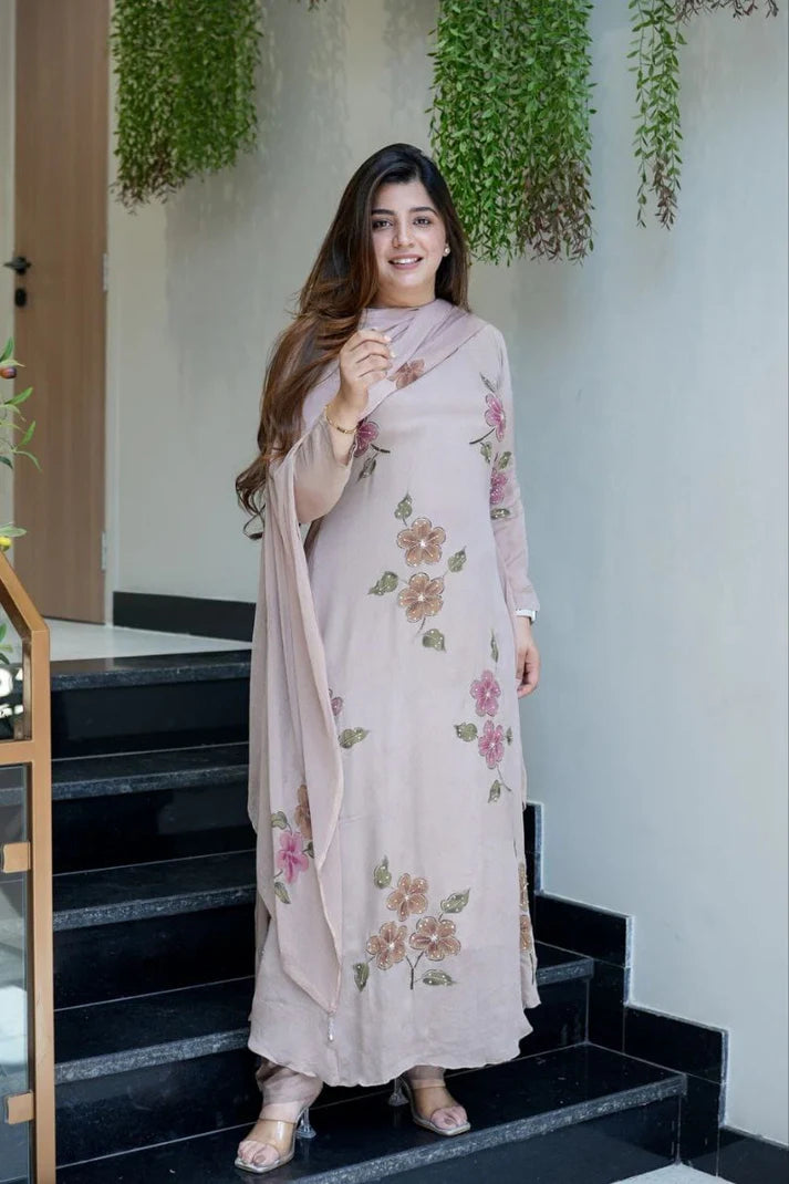 Featuring beautiful Heavy Set which is beautifully decorated All over Handwork🪡on suit and digital print. (RRRD04) 02
