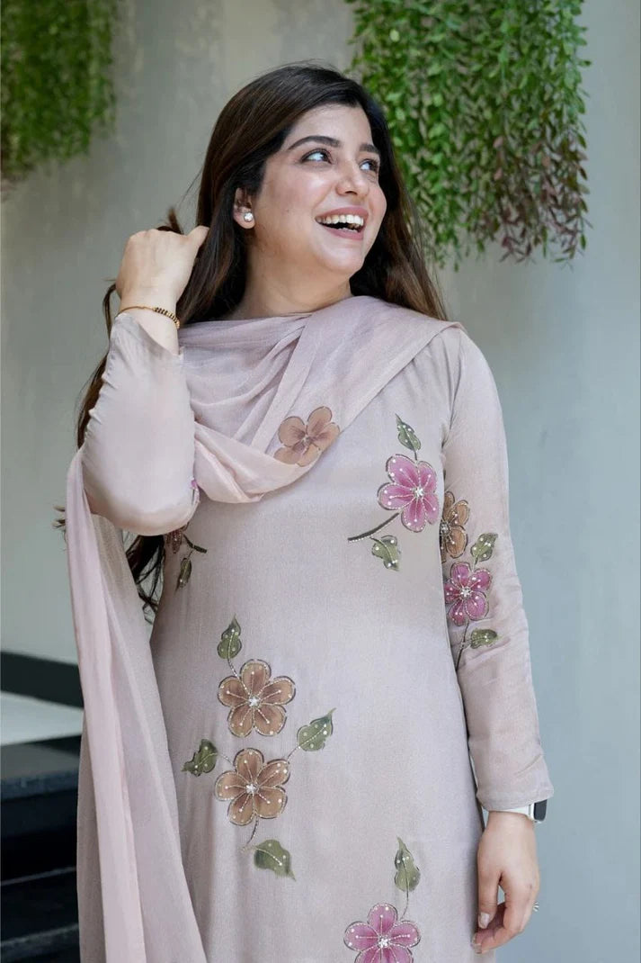 Featuring beautiful Heavy Set which is beautifully decorated All over Handwork🪡on suit and digital print. (RRRD04) 02