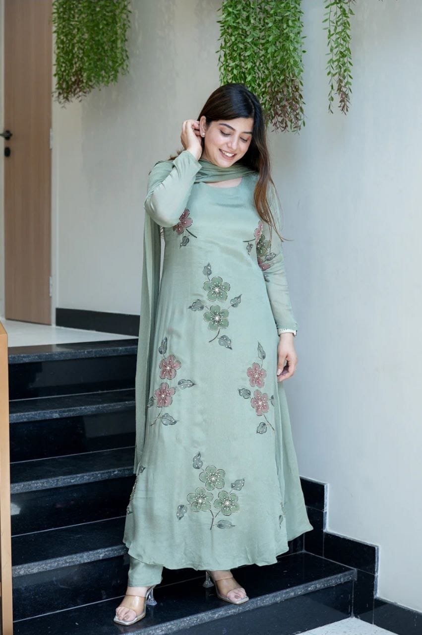 Featuring beautiful Heavy Set which is beautifully decorated All over Handwork🪡on suit and digital print. (RRRD04) 02