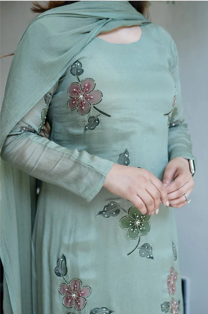 Featuring beautiful Heavy Set which is beautifully decorated All over Handwork🪡on suit and digital print. (RRRD04) 01