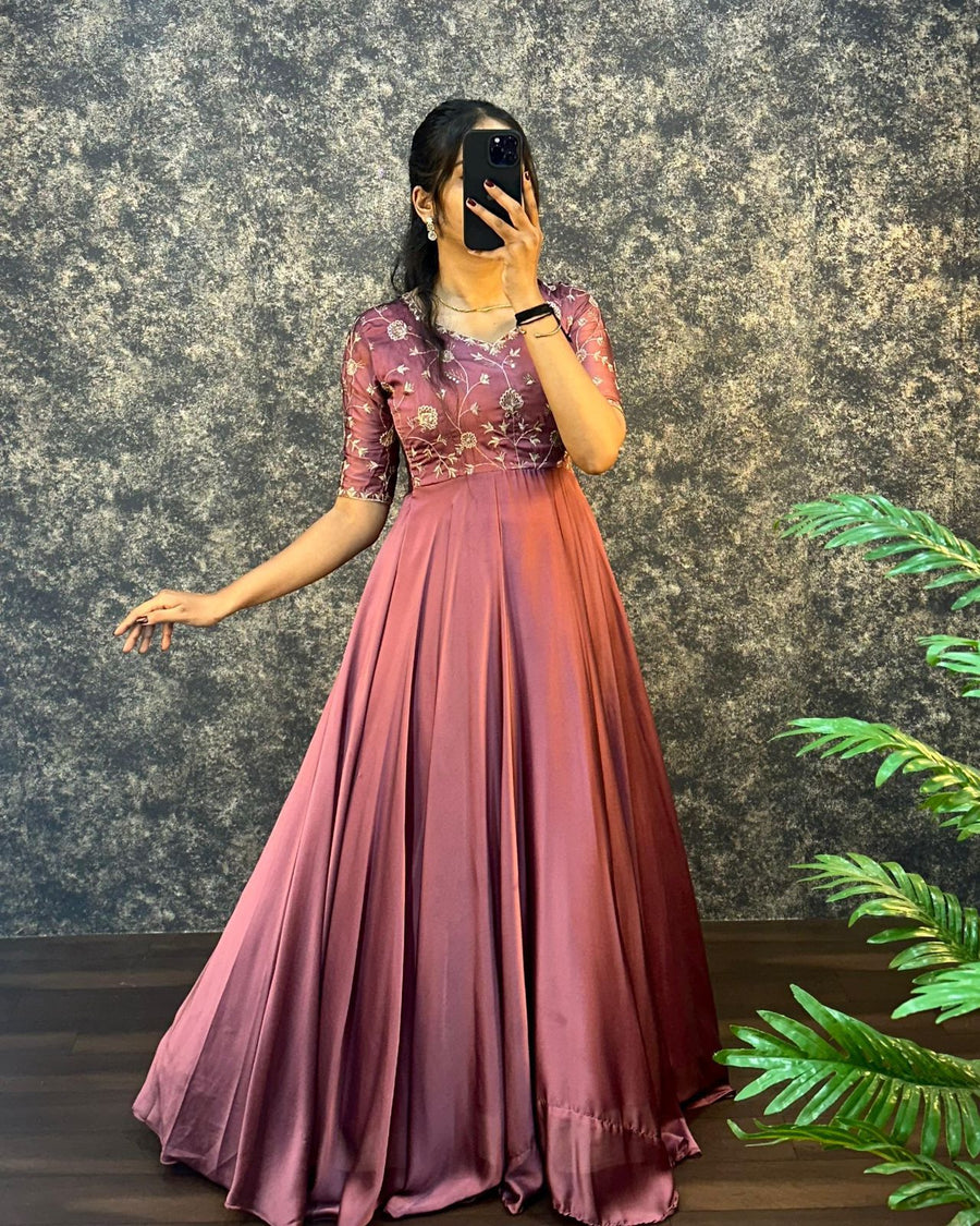 Featuring beautiful Heavy Gown with duppata Set which is beautifully decorated Embroidered🪡and Hand work. (RRRD03)