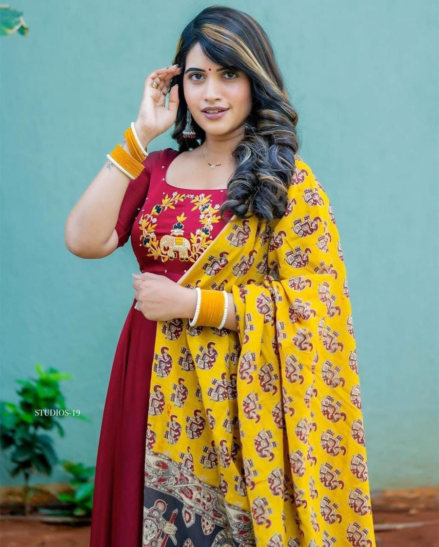 Featuring beautiful Heavy Suit Set which is beautifully decorated with intricate hand elephant 🐘 embroidery work, Zari weaving .  (RRRD14)