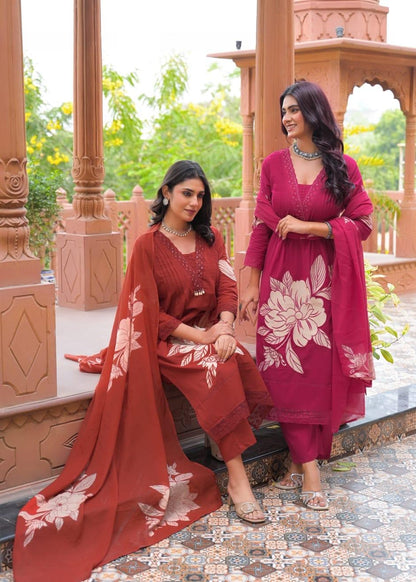 Featuring beautiful Heavy Set which is beautifully decorated All over Handwork🪡on suit and digital print. (SWDH02)