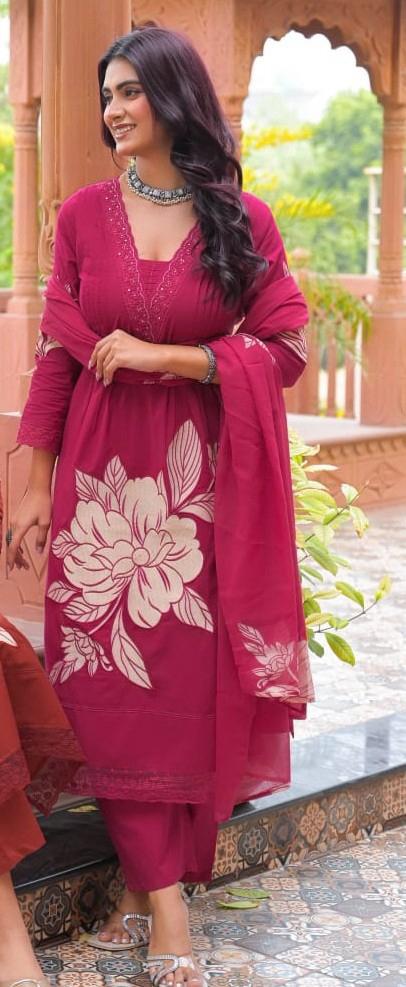 Featuring beautiful Heavy Set which is beautifully decorated All over Handwork🪡on suit and digital print. (SWDH02)