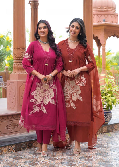 Featuring beautiful Heavy Set which is beautifully decorated All over Handwork🪡on suit and digital print. (SWDH02)