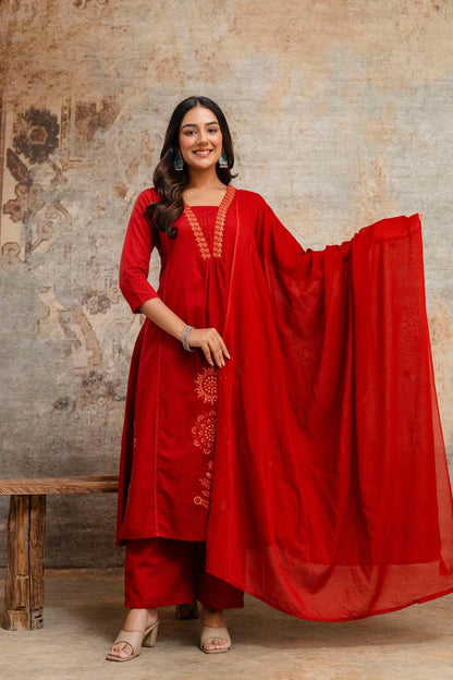 Featuring beautiful Heavy Set which is beautifully decorated All over Handwork🪡on suit and digital print. (SWDH03)