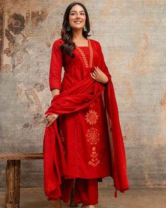 Featuring beautiful Heavy Set which is beautifully decorated All over Handwork🪡on suit and digital print. (SWDH03)