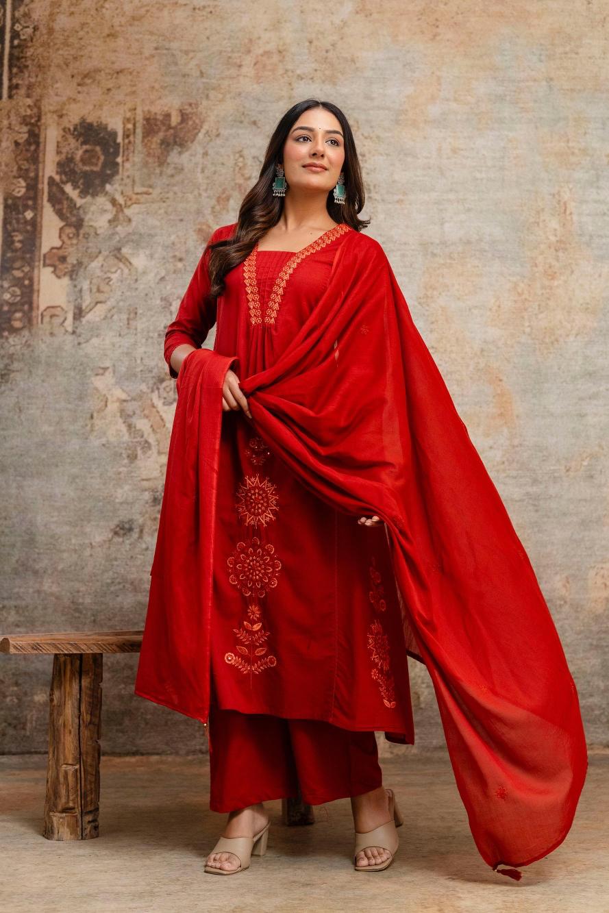 Featuring beautiful Heavy Set which is beautifully decorated All over Handwork🪡on suit and digital print. (SWDH03)