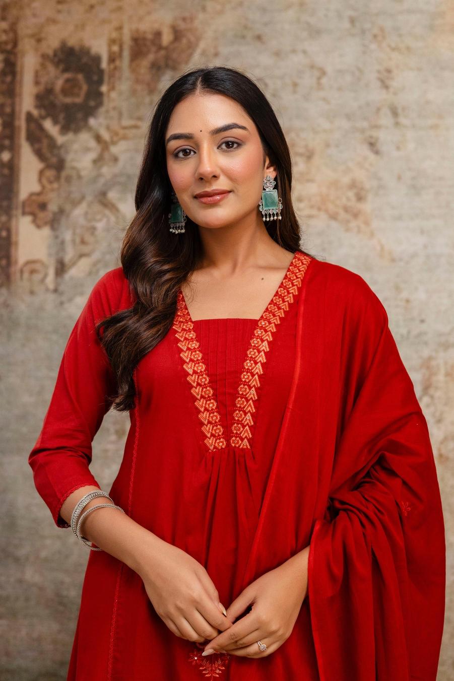 Featuring beautiful Heavy Set which is beautifully decorated All over Handwork🪡on suit and digital print. (SWDH03)